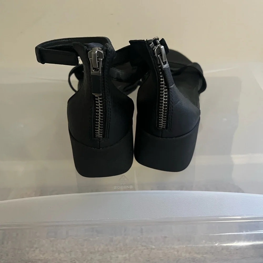 Eileen Fisher NWOT Black Strappy Sandals Size 8 - Picture 4 of 7